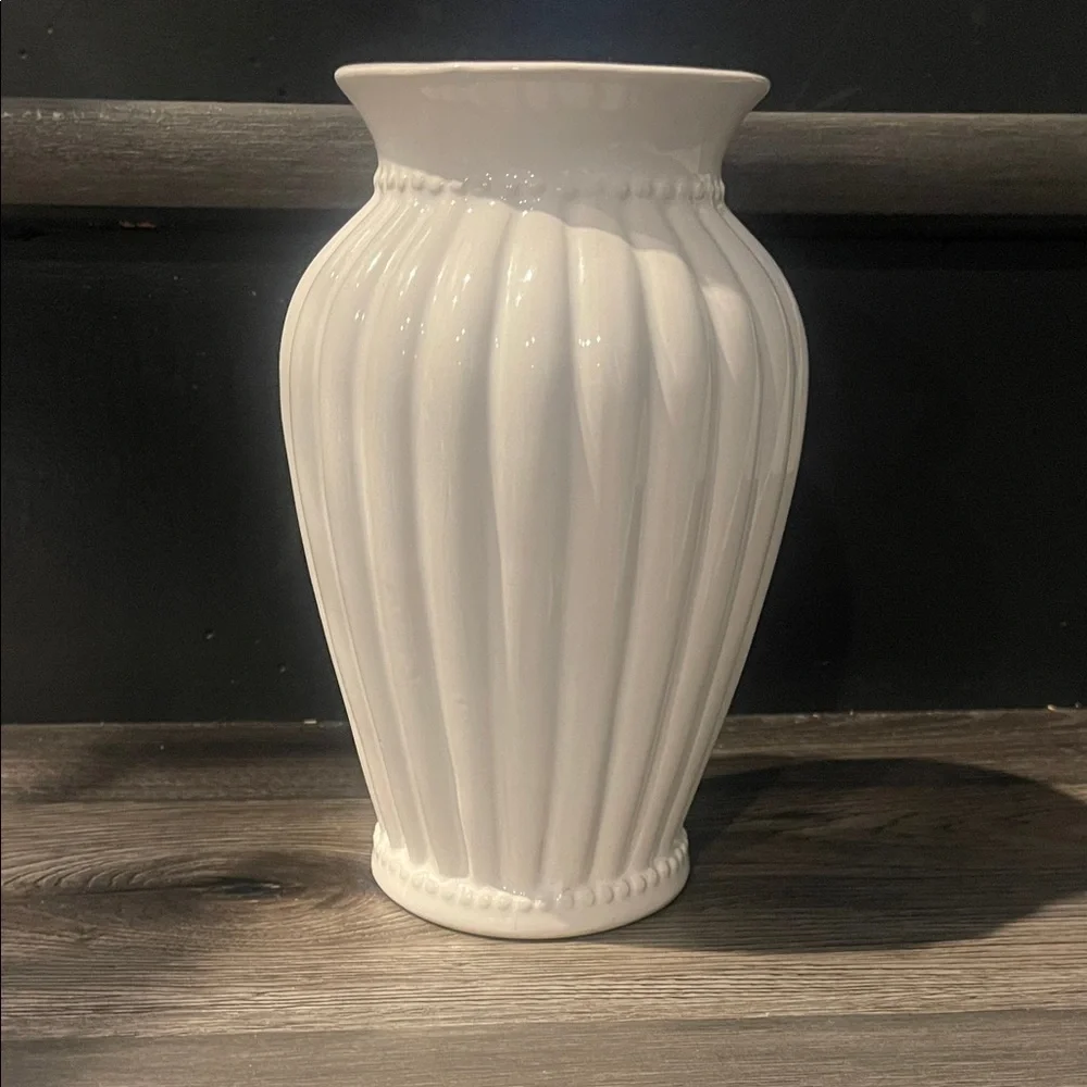 Ashland Elegant White Vase Set - Picture 4 of 5
